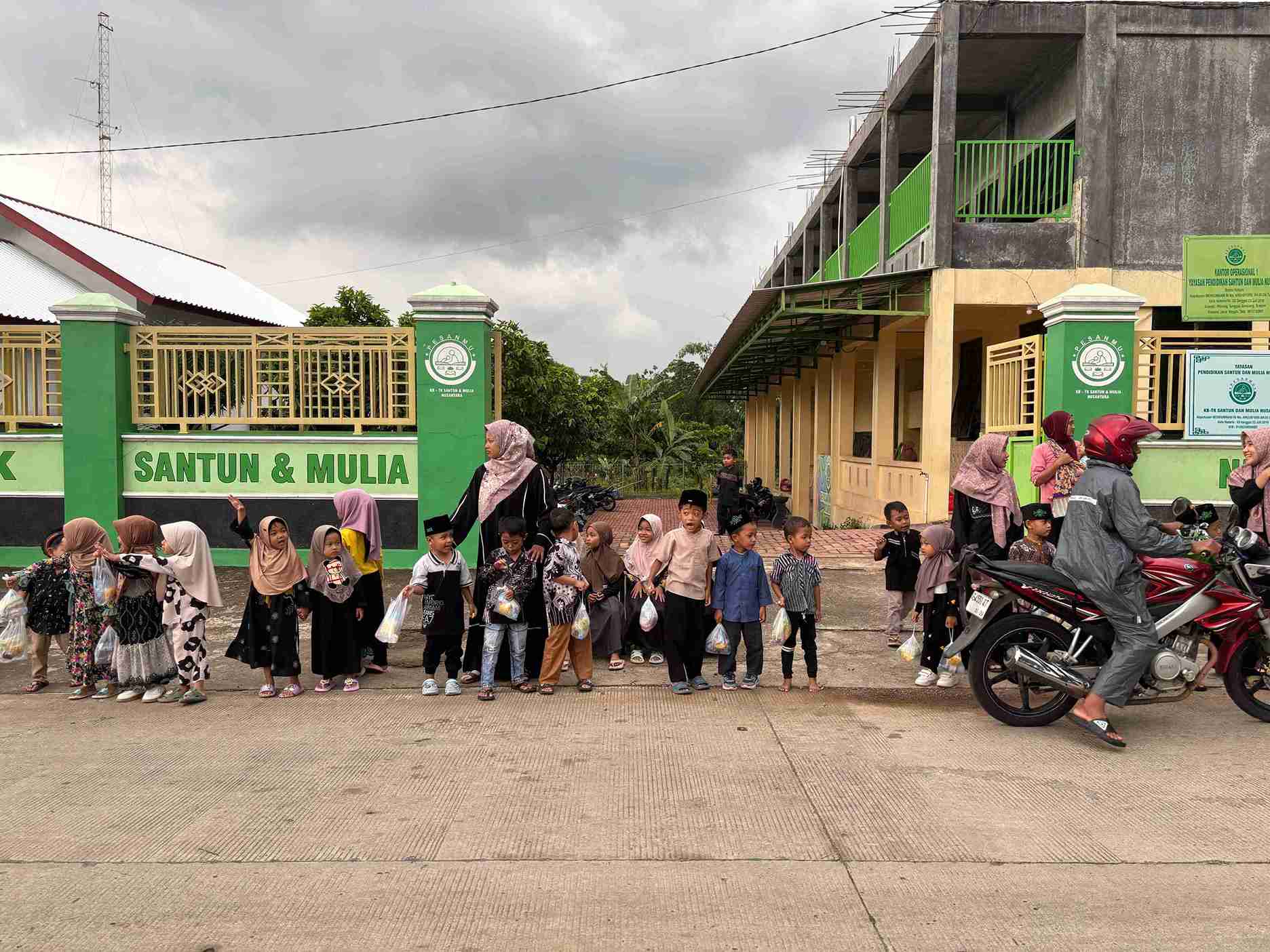 keseruan-bagi-takjil-buka-bersama-keluarga-besar-tk-santun-dan-mulia-nusantara